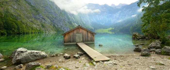 Die Fototapete Bergsee mit Hütte, Bootshaus am Obersee, eine Vlies-Fototapete bei Livingwalls Cologne online kaufen. Die Fototapete Bergsee mit Hütte, Bootshaus am Obersee ist eine Fototapete auf Maß.