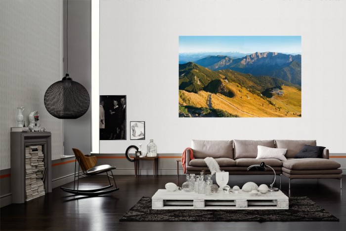 Die Fototapete Bergpanorama in Südtirol als Wandbild im Wohnzimmer. Die Vlies-Fototapete Bergpanorama in Südtirol verschönert als Wandbild Deine Wand.