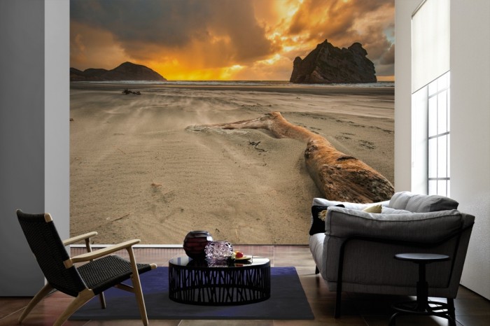 Im Wohnzimmer die Fototapete Strand von Neuseeland bei Sonnenuntergang auf einer großen Wand tapeziert. Die Fototapete Strand von Neuseeland bei Sonnenuntergang ist als Vlies-Fototapete im Wohnzimmer leicht zu tapezieren.