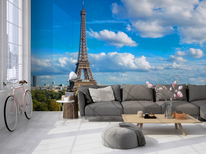 Die Fototapete Paris Panorama mit Eifelturm auf einer großen Wand im Loft tapeziert. Die Fototapete Paris Panorama mit Eifelturm wird individuell auf Deine Wand angepasst.