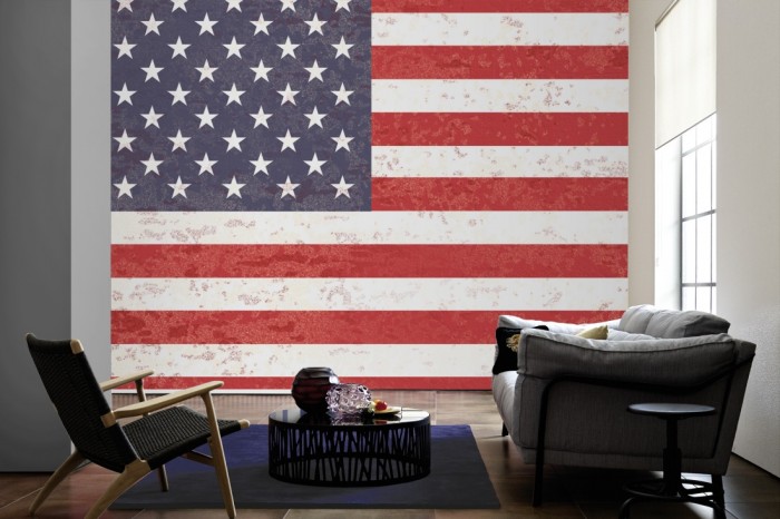Im Wohnzimmer die Fototapete USA Flagge, Stars and Stripes auf einer großen Wand tapeziert. Die Fototapete USA Flagge, Stars and Stripes ist als Vlies-Fototapete im Wohnzimmer leicht zu tapezieren.