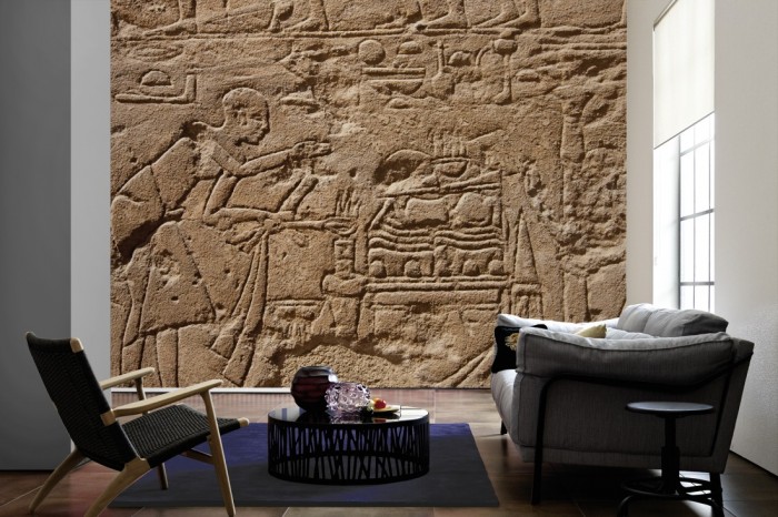 Im Wohnzimmer die Fototapete Ägypten Stein Wand auf einer großen Wand tapeziert. Die Fototapete Ägypten Stein Wand ist als Vlies-Fototapete im Wohnzimmer leicht zu tapezieren.