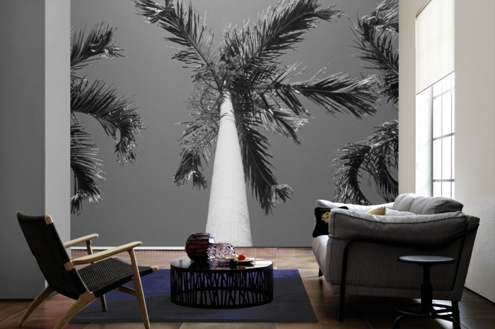 Im Wohnzimmer die Fototapete Palmen, schwarz-weiß auf einer großen Wand tapeziert. Die Fototapete Palmen, schwarz-weiß ist als Vlies-Fototapete im Wohnzimmer leicht zu tapezieren.