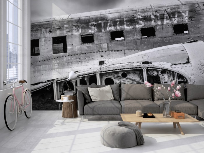 Die Fototapete Flugzeug Ruine US Navy, schwarz-weiß auf einer großen Wand im Loft tapeziert. Die Fototapete Flugzeug Ruine US Navy, schwarz-weiß wird individuell auf Deine Wand angepasst.
