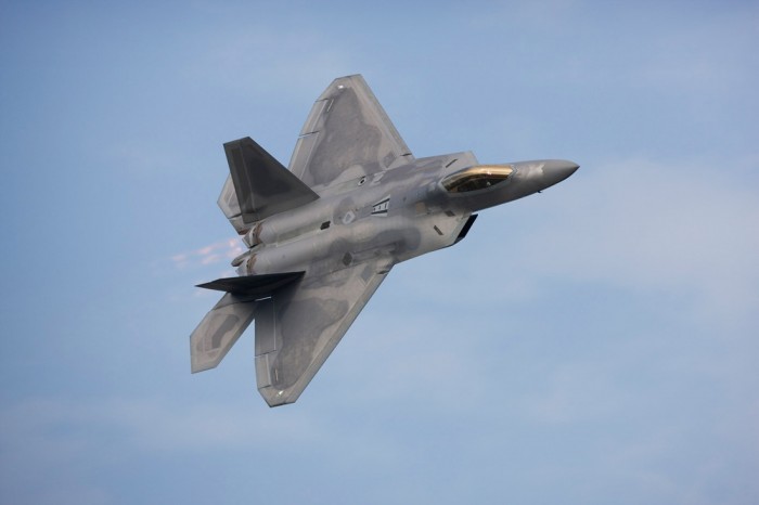 Die Fototapete Jet, Lockheed Martin F-22 Raptor, eine Vlies-Fototapete bei Livingwalls Cologne online kaufen. Die Fototapete Jet, Lockheed Martin F-22 Raptor ist eine Fototapete auf Maß.