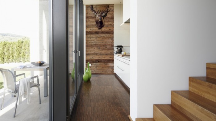 Ein Foto von dem 3D-Fotopanel Hirsch mit Geweih an der Holzwand tapeziert in der Küche. Bestelle Deine Bildtapete online.