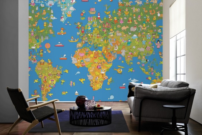 Im Wohnzimmer die Fototapete Weltkarte für Kinder auf einer großen Wand tapeziert. Die Fototapete Weltkarte für Kinder ist als Vlies-Fototapete im Wohnzimmer leicht zu tapezieren.