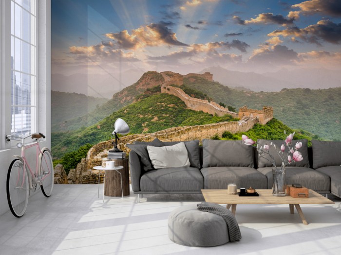 Die Fototapete Chinesische Mauer bei Sonnenuntergang auf einer großen Wand im Loft tapeziert. Die Fototapete Chinesische Mauer bei Sonnenuntergang wird individuell auf Deine Wand angepasst.