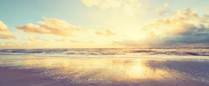 Die Fototapete Nordsee, Sonnenuntergang am Meer, eine Vlies-Fototapete bei Livingwalls Cologne online kaufen. Die Fototapete Nordsee, Sonnenuntergang am Meer ist eine Fototapete auf Maß.