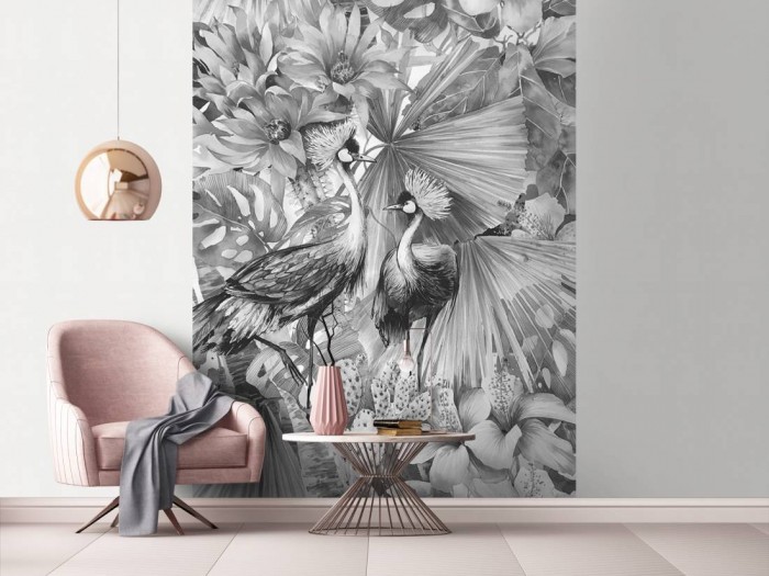 Das Design-Fotopanel Kraniche in Blüten und Blättern schwarz-weiß tapeziert in einem Büro. Bestelle die Bildtapete für Deine Wand online.