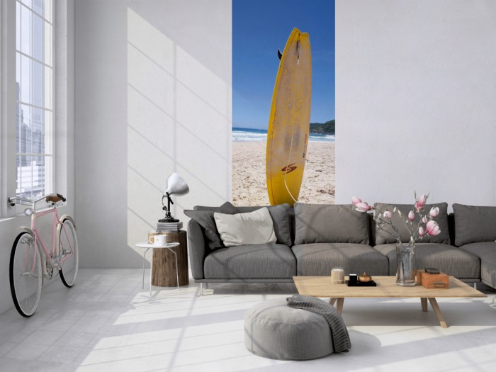 Das 3D-Fotopanel Surfbrett am Strand von Hawaii tapeziert in einem Loft. Bestelle die Bildtapete für Deine Wand online.