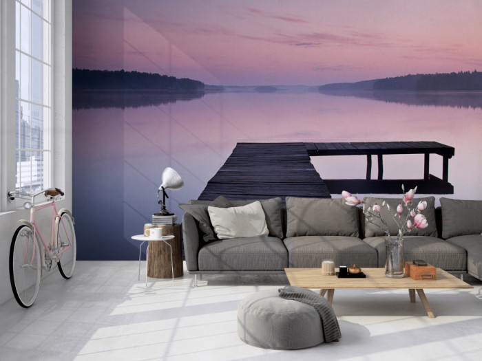 Die Fototapete See mit Steg im Morgengrauen auf einer großen Wand im Loft tapeziert. Die Fototapete See mit Steg im Morgengrauen wird individuell auf Deine Wand angepasst.