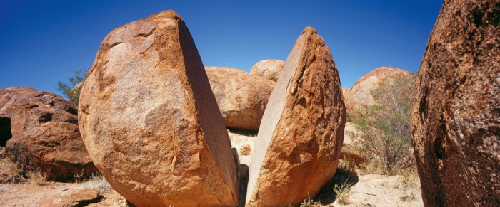 Die Fototapete Australien, Devils Marbles, eine Vlies-Fototapete bei Livingwalls Cologne online kaufen. Die Fototapete Australien, Devils Marbles ist eine Fototapete auf Maß.