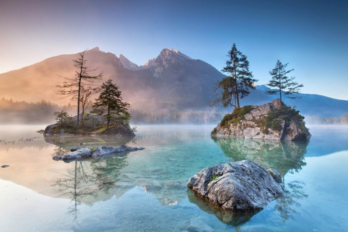 Die Fototapete Bergsee in den Alpen, Berchtesgaden, eine Vlies-Fototapete bei Livingwalls Cologne online kaufen. Die Fototapete Bergsee in den Alpen, Berchtesgaden ist eine Fototapete auf Maß.