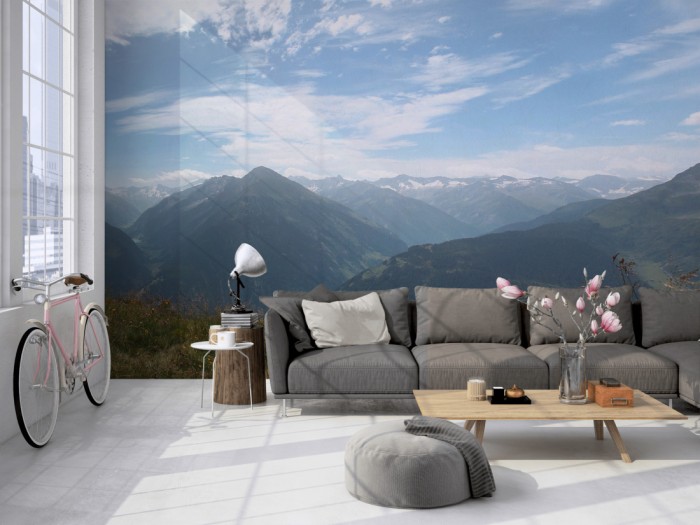 Die Fototapete Alpen Österreich, Blick über die Gipfel auf einer großen Wand im Loft tapeziert. Die Fototapete Alpen Österreich, Blick über die Gipfel wird individuell auf Deine Wand angepasst.