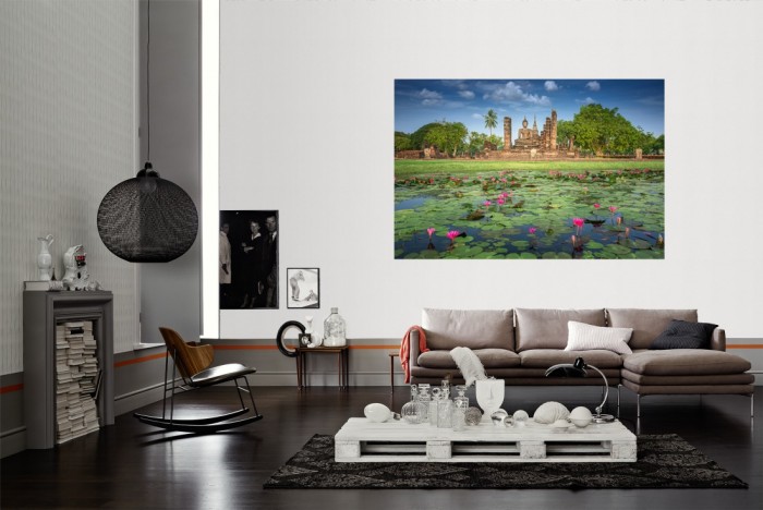 Die Fototapete Sukhothai Geschichtspark Ruinen Buddha als Wandbild im Wohnzimmer. Die Vlies-Fototapete Sukhothai Geschichtspark Ruinen Buddha verschönert als Wandbild Deine Wand.