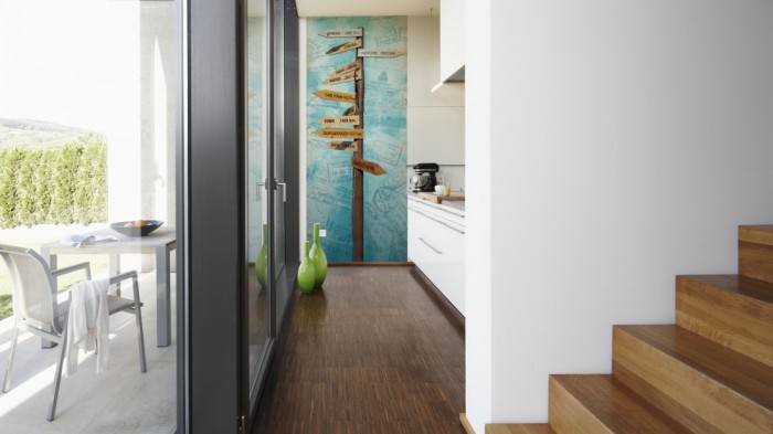 Ein Foto von dem Design-Fotopanel Wegweiser, Reise um die Welt tapeziert in der Küche. Bestelle Deine Bildtapete online.