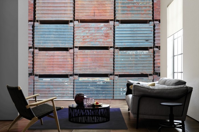 Im Wohnzimmer die Fototapete Alte Stahlkisten, Container auf einer großen Wand tapeziert. Die Fototapete Alte Stahlkisten, Container ist als Vlies-Fototapete im Wohnzimmer leicht zu tapezieren.