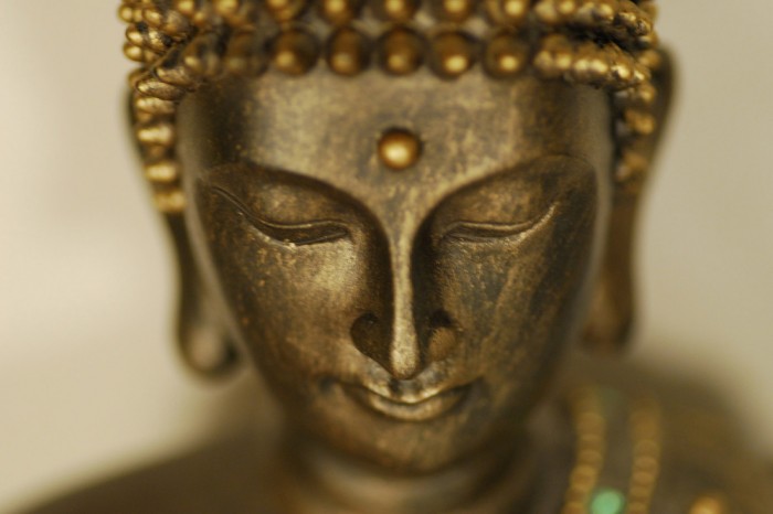 Die Fototapete Buddha, Gesicht der Buddhastatue, eine Vlies-Fototapete bei Livingwalls Cologne online kaufen. Die Fototapete Buddha, Gesicht der Buddhastatue ist eine Fototapete auf Maß.