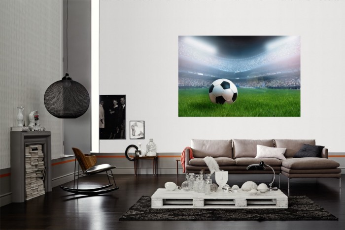 Die Fototapete Fussball im Stadion als Wandbild im Wohnzimmer. Die Vlies-Fototapete Fussball im Stadion verschönert als Wandbild Deine Wand.