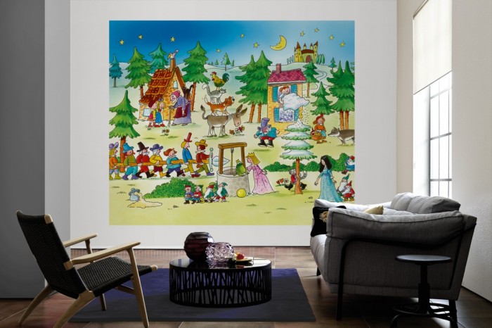 Die Fototapete Märchenwald, Wimmelbild für Kinder als große Bildtapete im Wohnzimmer. Als Bildtapete ist die Fototapete Märchenwald, Wimmelbild für Kinder ein besonderes Highlight auf Vliestapete.