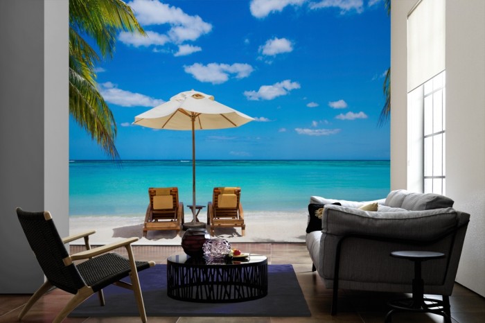 Im Wohnzimmer die Fototapete Strandurlaub unter Palmen in Mexico auf einer großen Wand tapeziert. Die Fototapete Strandurlaub unter Palmen in Mexico ist als Vlies-Fototapete im Wohnzimmer leicht zu tapezieren.