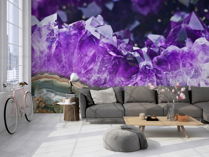 Die Fototapete Edelstein in violett, Amethyst im Detail auf einer großen Wand im Loft tapeziert. Die Fototapete Edelstein in violett, Amethyst im Detail wird individuell auf Deine Wand angepasst.