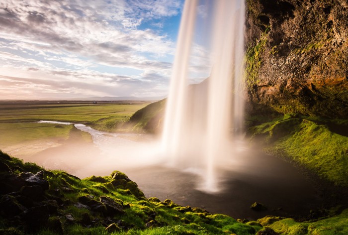 Die Fototapete Wasserfall in Island, eine Vlies-Fototapete bei Livingwalls Cologne online kaufen. Die Fototapete Wasserfall in Island ist eine Fototapete auf Maß.