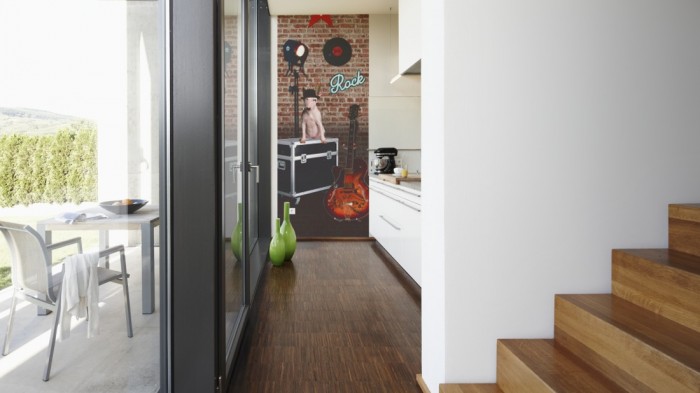 Ein Foto von dem 3D-Fotopanel Rock 'n Dog vor der Steinwand tapeziert in der Küche. Bestelle Deine Bildtapete online.