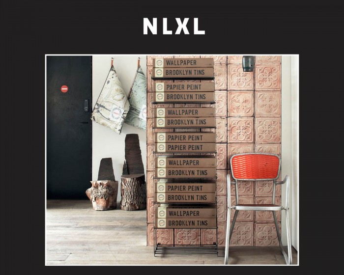 Raumfoto der NLXL Tapete TIN-06 Brooklyn Tins von Merci.