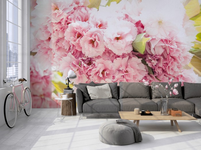 Die Fototapete Kirschblüten im Frühling auf einer großen Wand im Loft tapeziert. Die Fototapete Kirschblüten im Frühling wird individuell auf Deine Wand angepasst.