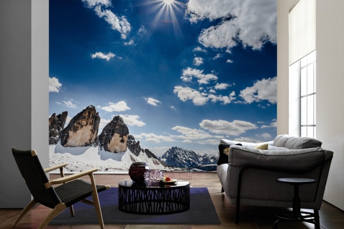 Im Wohnzimmer die Fototapete Berge in Südtirol, Drei Zinnen auf einer großen Wand tapeziert. Die Fototapete Berge in Südtirol, Drei Zinnen ist als Vlies-Fototapete im Wohnzimmer leicht zu tapezieren.