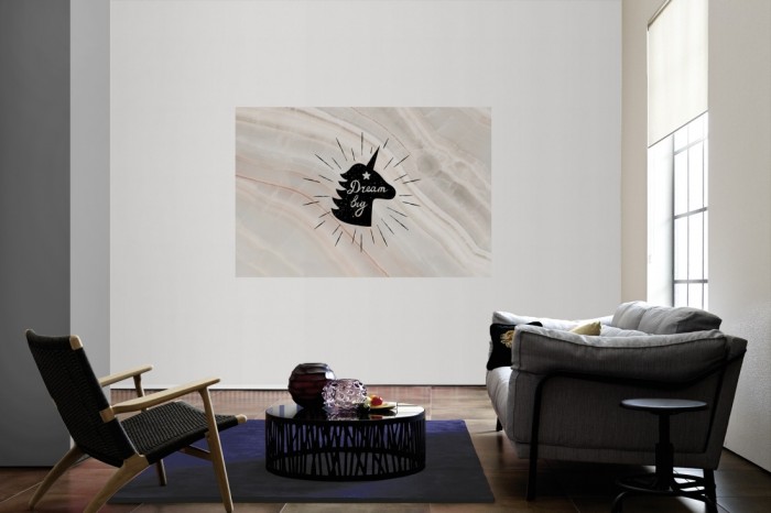Die Fototapete Einhorn Design auf Marmor Tapete als Wandbild im Wohnzimmer. Die Vlies-Fototapete Einhorn Design auf Marmor Tapete verschönert als Wandbild Deine Wand.