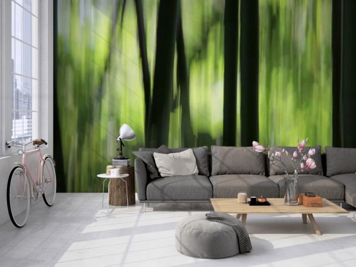 Die Fototapete Bambus in Bewegung auf einer großen Wand im Loft tapeziert. Die Fototapete Bambus in Bewegung wird individuell auf Deine Wand angepasst.
