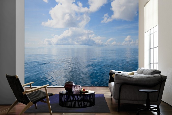 Im Wohnzimmer die Fototapete Meer und Wolken auf einer großen Wand tapeziert. Die Fototapete Meer und Wolken ist als Vlies-Fototapete im Wohnzimmer leicht zu tapezieren.