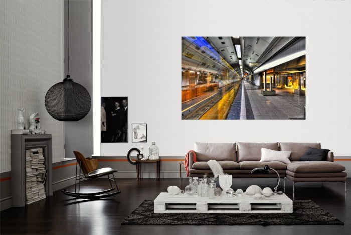Die Fototapete U-Bahn Station als Wandbild im Wohnzimmer. Die Vlies-Fototapete U-Bahn Station verschönert als Wandbild Deine Wand.