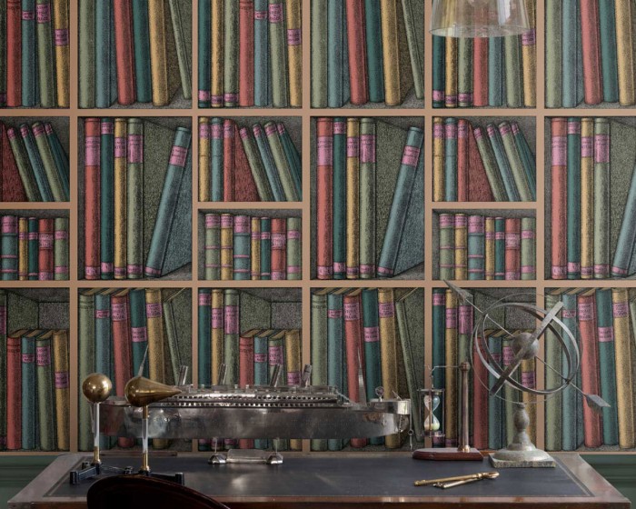 Die Fornasetti Tapete 114/5010 Ex Libris auf einer Wand tapeziert