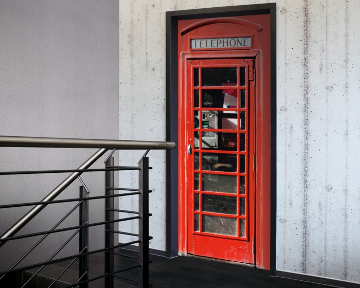 Ein Foto von der selbstklebenden Türtapete Alte Telefonzelle aus England tapeziert auf einer Tür. Bestelle Deine Türtapete online.