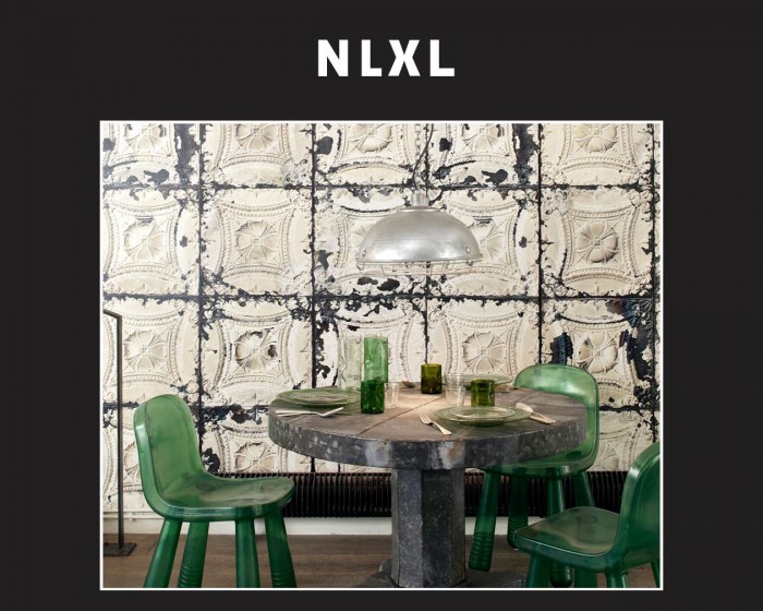 Die NLXL Tapete TIN-01 Brooklyn Tins von Merci tapeziert an einer Wand.