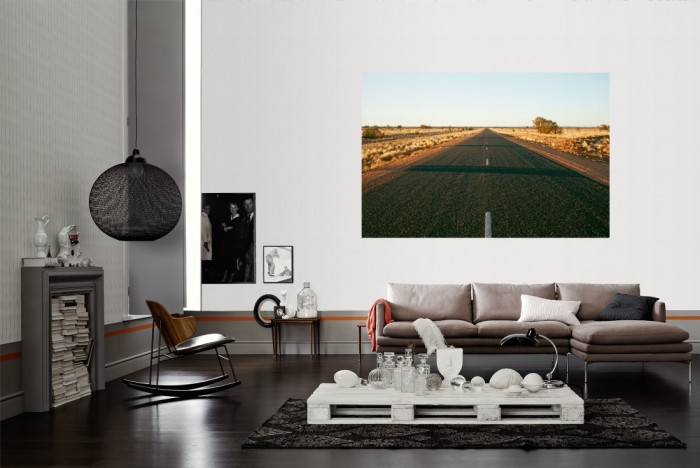 Die Fototapete Strasse durch Australiens Wüste als Wandbild im Wohnzimmer. Die Vlies-Fototapete Strasse durch Australiens Wüste verschönert als Wandbild Deine Wand.