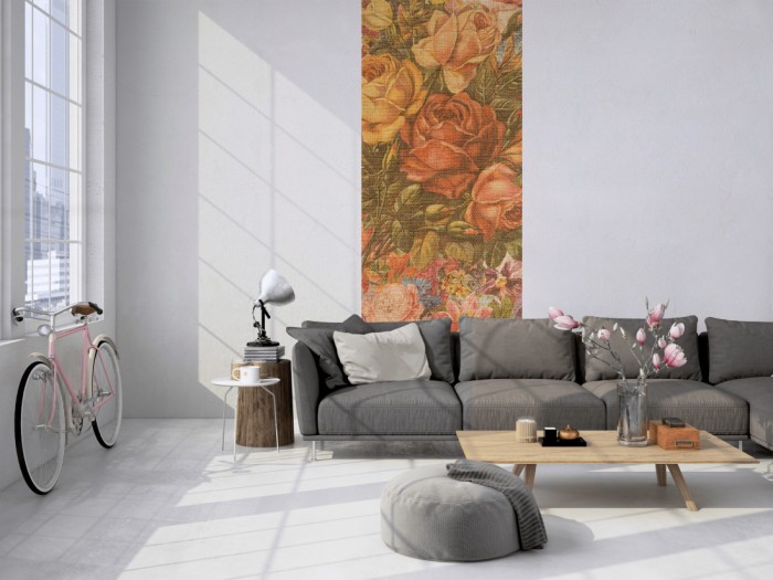 Das Design-Fotopanel Stoff mit Rosen und Blüten tapeziert in einem Loft. Bestelle die Bildtapete für Deine Wand online.