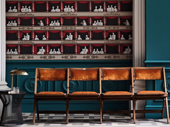 Die Fornasetti Tapete 114/18037 Teatro auf einer Wand tapeziert