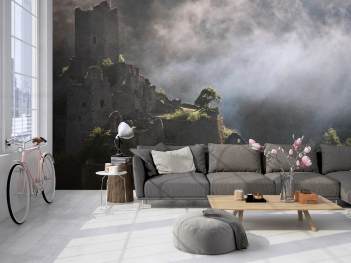 Die Fototapete Alte Festung, Ruine in Dunkelheit auf einer großen Wand im Loft tapeziert. Die Fototapete Alte Festung, Ruine in Dunkelheit wird individuell auf Deine Wand angepasst.