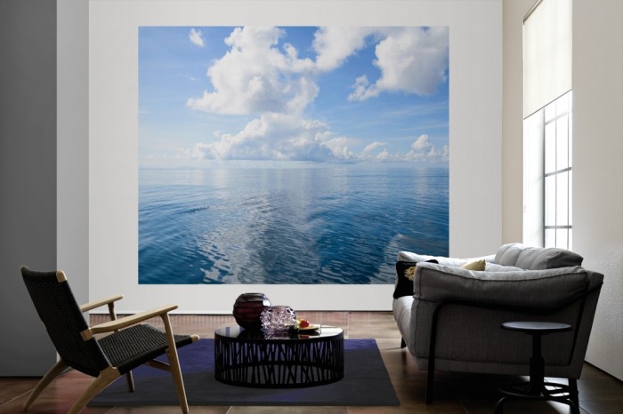 Die Fototapete Meer und Wolken als große Bildtapete im Wohnzimmer. Als Bildtapete ist die Fototapete Meer und Wolken ein besonderes Highlight auf Vliestapete.