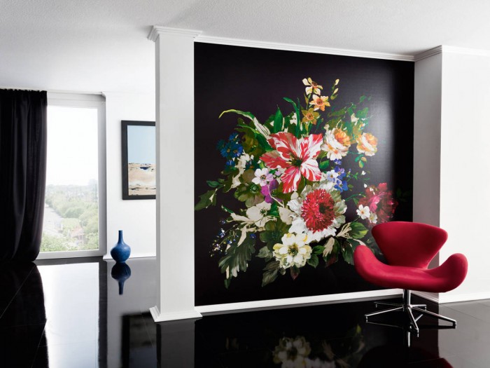 Das Design-Fotopanel Blumen-Bouquet schwarz von Joop tapeziert in einem Wohnzimmer. Bestelle die Bildtapete für Deine Wand online.