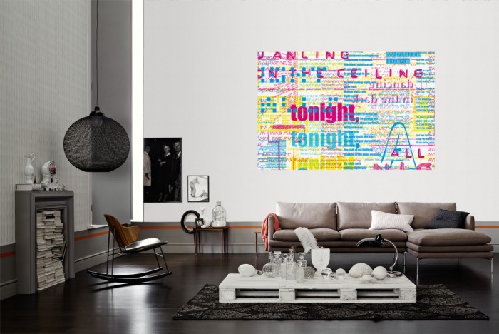 Die Designer-Fototapete Chamäleon-Effekt Schriften als Wandbild im Wohnzimmer. Die Vlies-Designer-Fototapete Chamäleon-Effekt Schriften verschönert als Wandbild Deine Wand.