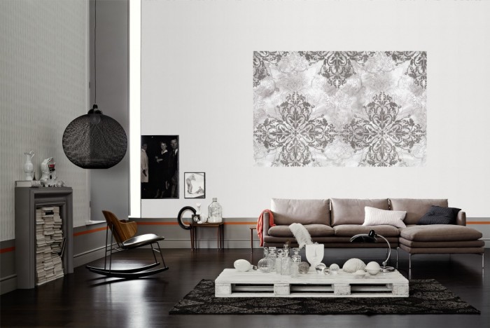 Die Designtapete Barock Ornament, Vintage Grau als Wandbild im Wohnzimmer. Die Vlies-Designtapete Barock Ornament, Vintage Grau verschönert als Wandbild Deine Wand.