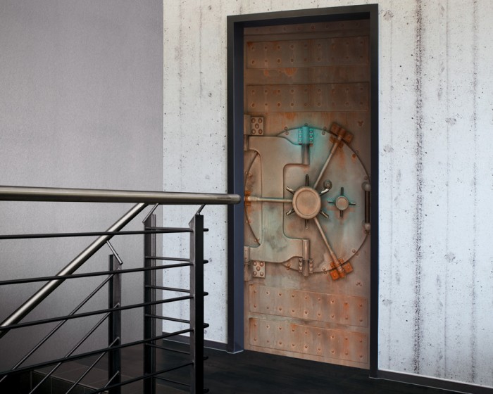 Ein Foto von der selbstklebenden Türtapete Alte Tresortür tapeziert auf einer Tür. Bestelle Deine Türtapete online.