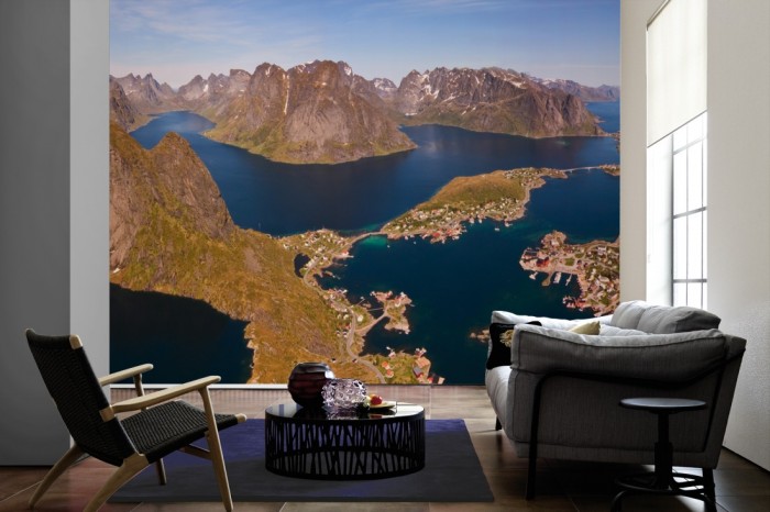 Im Wohnzimmer die Fototapete Norwegen Insel Moskenesøy, Lofoten auf einer großen Wand tapeziert. Die Fototapete Norwegen Insel Moskenesøy, Lofoten ist als Vlies-Fototapete im Wohnzimmer leicht zu tapezieren.
