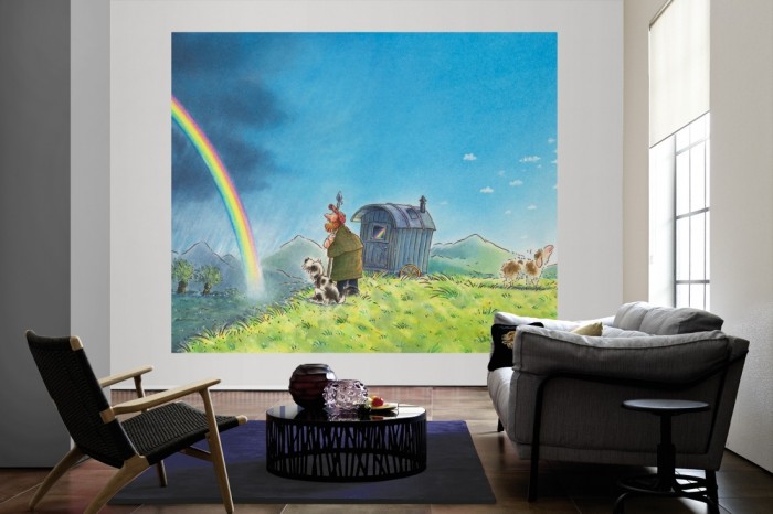 Die Fototapete Regenbogen in der Landschaft als große Bildtapete im Wohnzimmer. Als Bildtapete ist die Fototapete Regenbogen in der Landschaft ein besonderes Highlight auf Vliestapete.